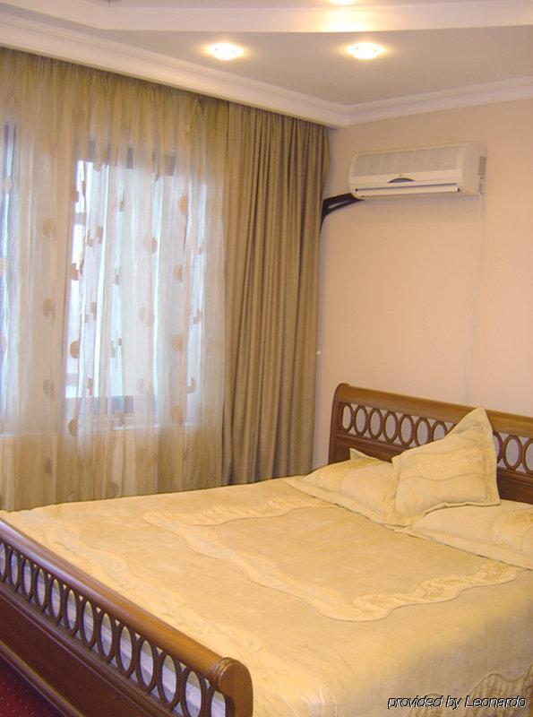 Hotel Pejton Pristina Quarto foto